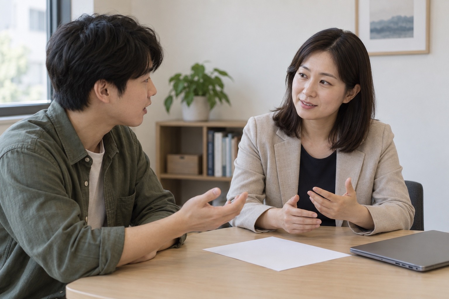 성인이 닫힌 노트북 옆에서 전문가에게 프로그램 안내와 피드백에 관해 질문하는 가상 상담 장면